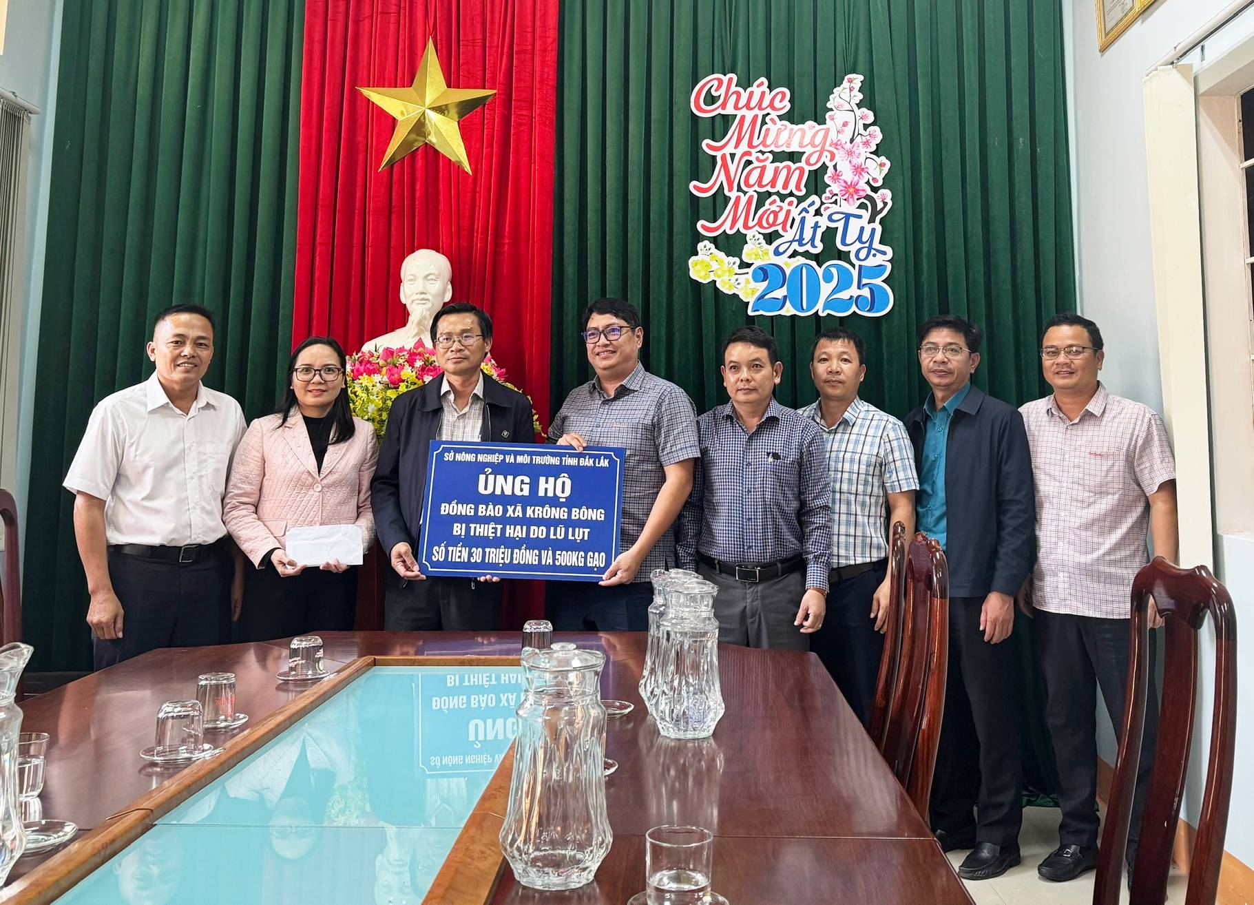 Sở Nông nghiệp và Môi trường thăm hỏi, trao 30 triệu đồng hỗ trợ Nhân dân xã Krông Bông khắc phục lũ lụt