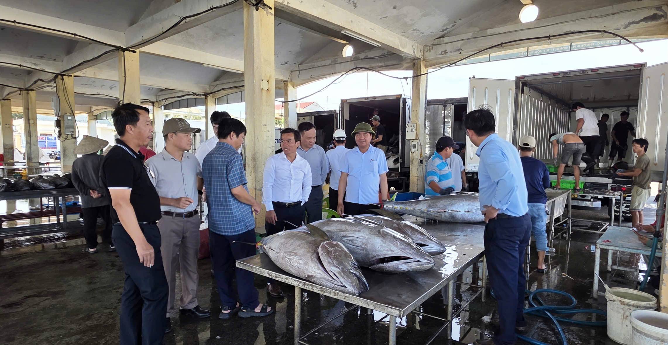 Thứ trưởng Bộ Nông nghiệp và Môi trường Võ Văn Hưng làm việc với Ban Quản lý cảng cá tỉnh Đắk Lắk